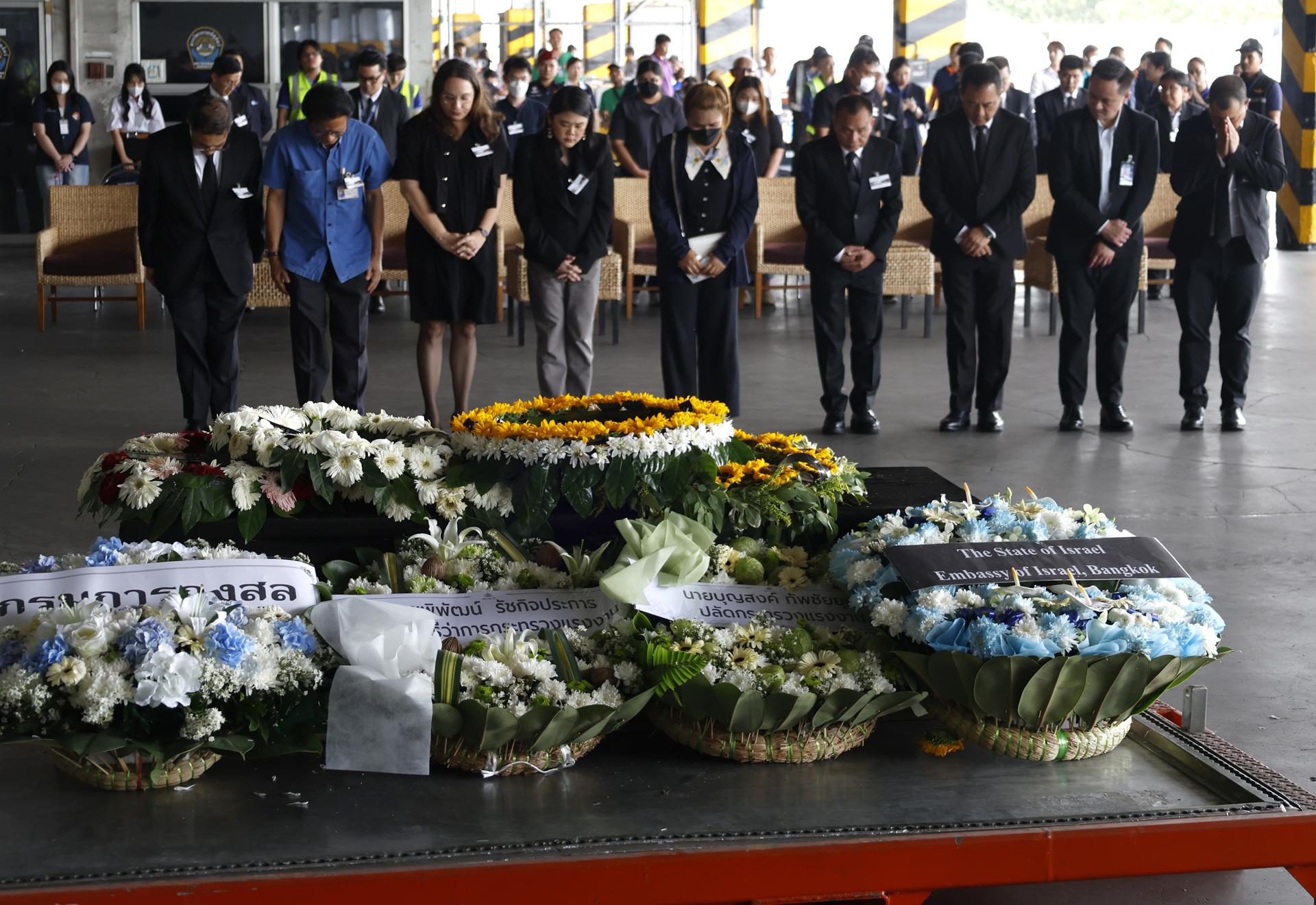 SAMUT PRAKAN (Thailand), 11/06/2025.- Naritsara Chanthasang (C), the widow of Thai worker Nattapong Pinta, who was taken hostage in the Hamas-led 07 October 2023 attacks on Israel, stands in silence with mourners before the coffin after the body was repatriated to Thailand, at Suvarnabhumi Airport in Samut Prakan province, Thailand, 11 June 2025. Thailand's Ministry of Foreign Affairs has confirmed the return of the body of Nattapong Pinta, the last Thai national killed during the Israel-Hamas conflict. He was among 31 Thai hostages taken by Hamas during the October 2023 attacks. In total, 46 Thai nationals lost their lives in the conflict; 28 were released and safely returned home, while 2 died in captivity. (Tailandia) EFE/EPA/NARONG SANGNAK