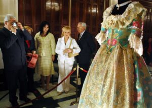 Imagen de mayo de 2004 del traje confeccionado por el indumentarista Enrique Marzal como regalo de boda para la prometida del príncipe Felipe, Letizia Ortiz, con motivo de su enlace real. EFE/Kai Försterling.