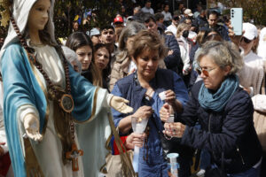 Simpatizantes del senador Miguel Uribe Turbay, rezan un rosario frente a la Clínica Santafé este domingo, en Bogotá (Colombia). EFE/ Mauricio Dueñas Castañeda