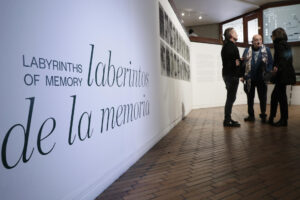 Personas recorren la exposición colectiva ‘Laberintos de la Memoria’ este jueves, en el Museo de Arte Moderno (Mambo) en Bogotá (Colombia). EFE/Carlos Ortega