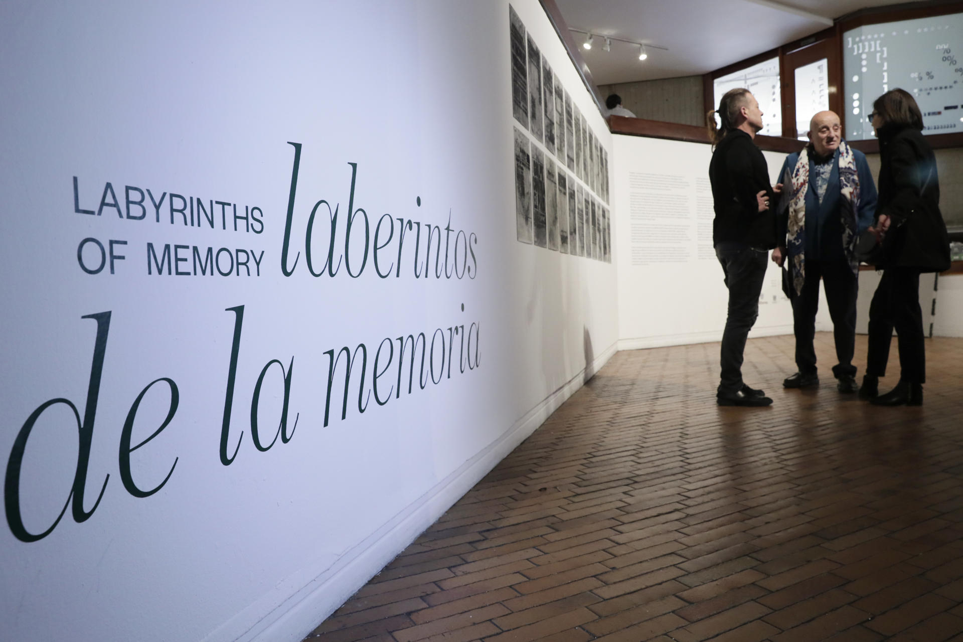 Personas recorren la exposición colectiva ‘Laberintos de la Memoria’ este jueves, en el Museo de Arte Moderno (Mambo) en Bogotá (Colombia). EFE/Carlos Ortega