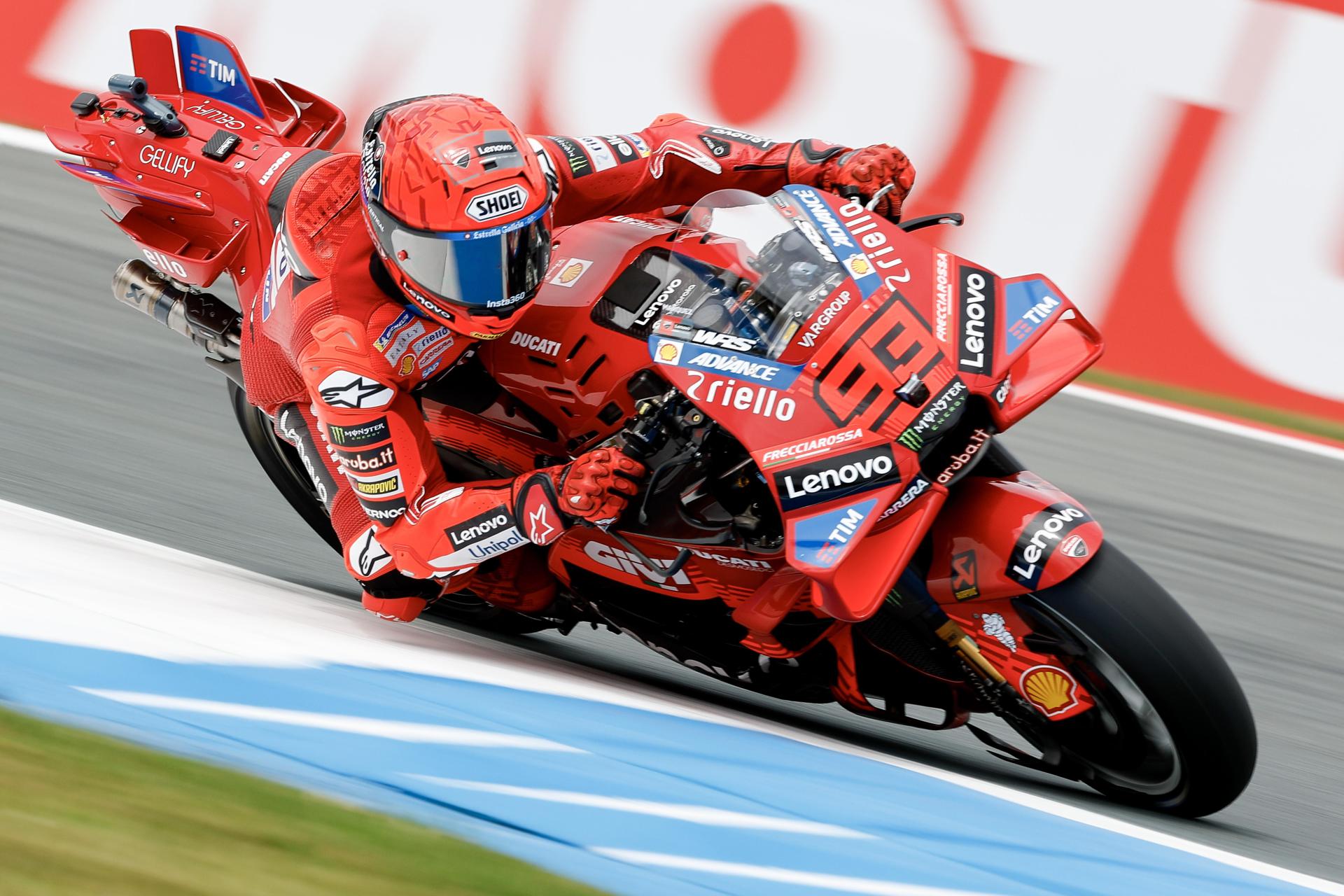 El piloto español de MotoGP, Marc Márquez, del equipo Ducati Lenovo, durante el Gran Premio de Italia de Motociclismo en el circuito de Mugello en Scarperia, centro de Italia. EFE/CLAUDIO GIOVANNINI
