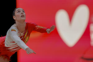 -La gimnasta española,Salma Solaun, calienta en foto de archivo de Juan Carlos Cárdenas. EFE