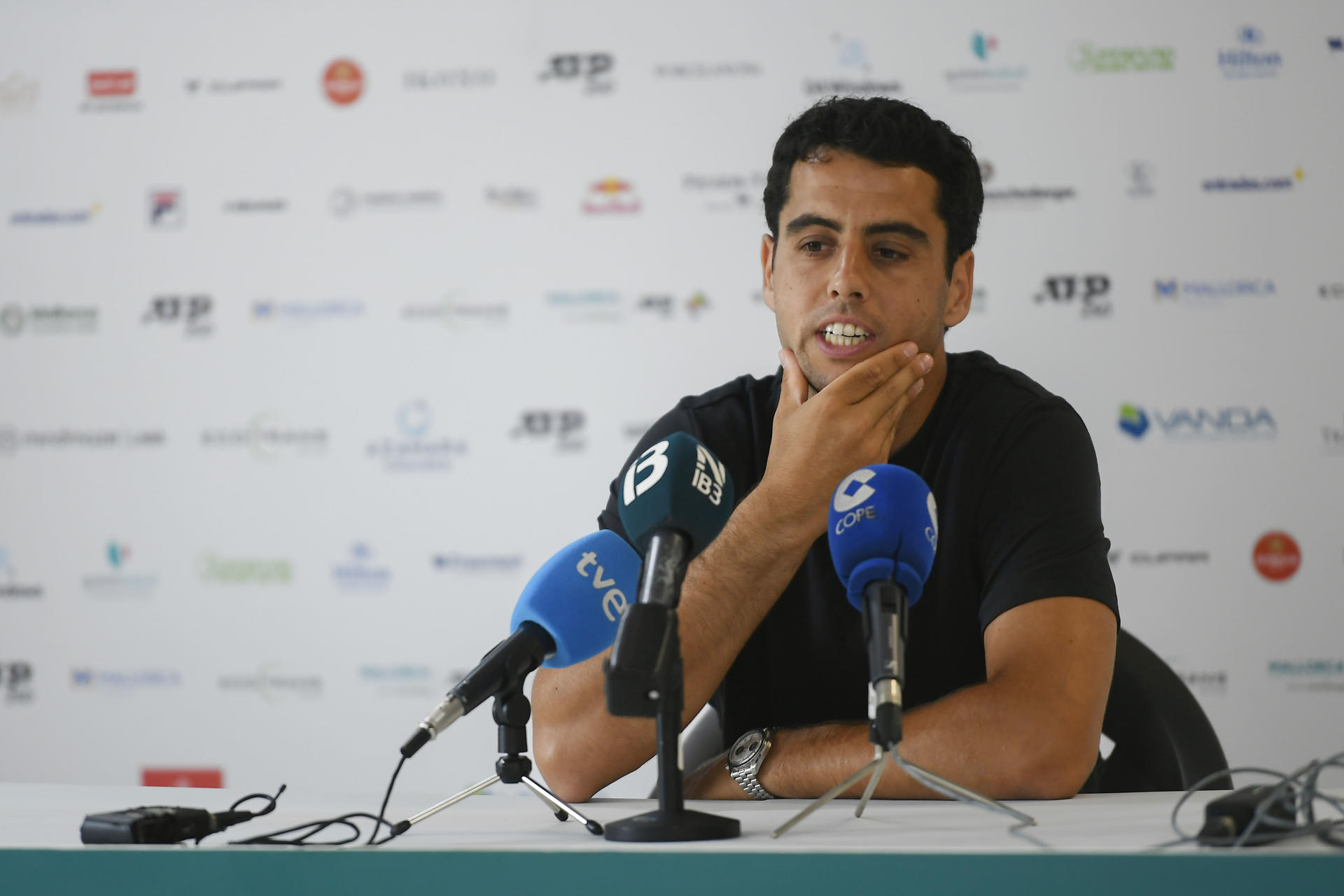 El tenista Jaume Munar en rueda de prensa previa al inicio del torneo de tenis Mallorca Championships, en Santa Ponsa, Mallorca. EFE/Miquel A. Borràs