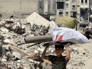 Imagen del 5 de junio de 2025 de un niño en el norte de Gaza, donde vive más de 1 millón de personas. EFE/ Ahmad Awad