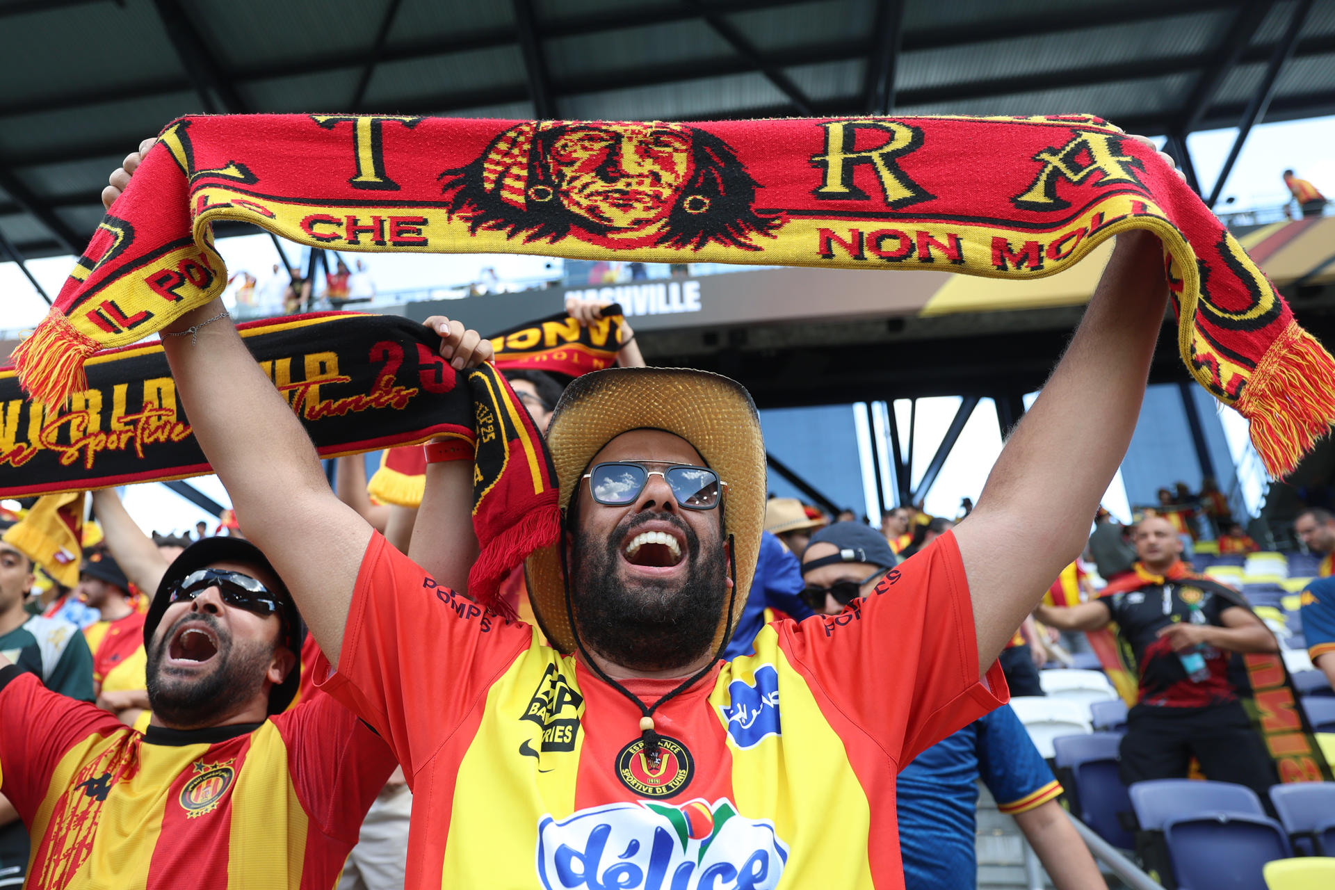 Un hincha de Espérance de Tunis anima a su equipo ante Los Angeles FC. EFE/ Juan Ignacio Roncoroni