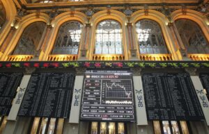 Imagen de archivo de las pantallas de la Bolsa de Madrid. EFE/Kiko Huesca.