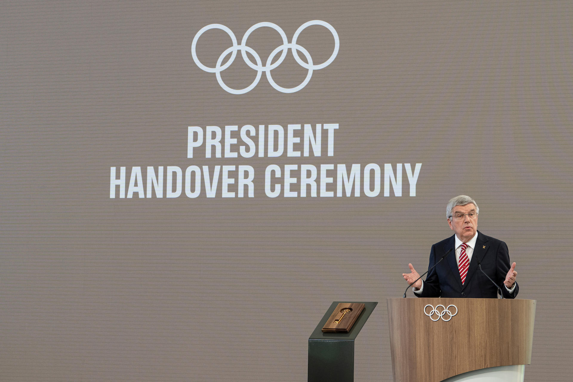 El alemán Thomas Bach interviene en la ceremonia de traspaso de la presidencia del Comité Olímpico Internacional (COI) a la zimbabuense Kirsty Coventry. EFE/ IOC/Quinton Meyer // SOLO USO EDITORIAL/SOLO DISPONIBLE PARA ILUSTRAR LA NOTICIA QUE ACOMPAÑA (CRÉDITO OBLIGATORIO)