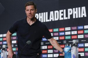 El entrenador del Real Madrid, Xabi Alonso, asiste a una rueda de prensa en el Lincoln Financial Field, en Filadelfia (Estados Unidos). EFE/André Coelho
