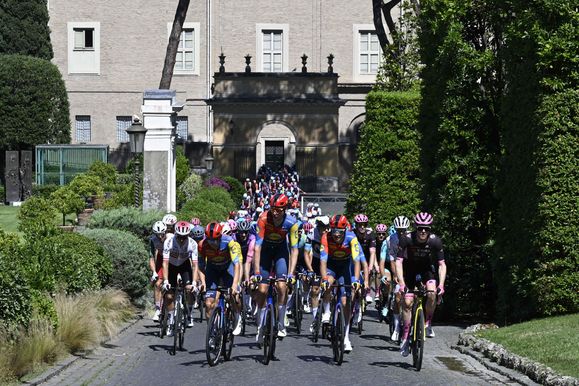 -El pelotón ciclista a su paso por el Vaticano en Roma, este domingo en el que finaliza el Giro de Italia.-EFE/ Simone Risoluti Dicasterio de la Comunicación del Vaticano