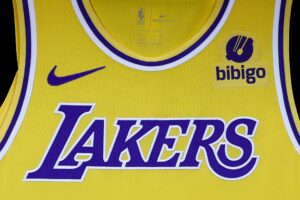 La familia Buss, propietaria de Los Angeles Lakers de la NBA, ha llegado a un acuerdo para vender una participación mayoritaria de la emblemática franquicia, valorada en 10.000 millones de dólares. EFE/EPA/CAROLINE BREHMAN