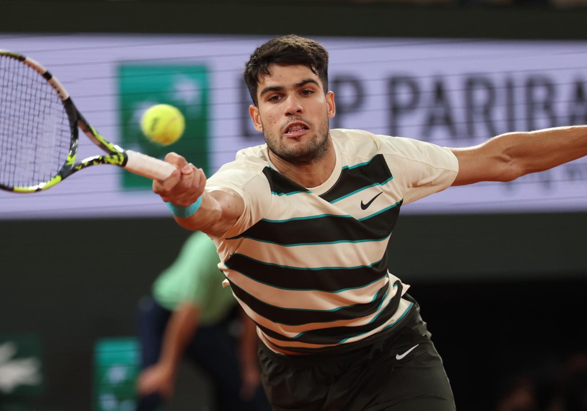 El español Carlos Alcaraz, número dos del mundo y defensor del título, durante su partido de semifinales de Roland Garros. EFE/MOHAMMED BADRA