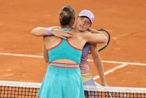 La bielorrusa Aryna Sabalenka, número 1 del mundo,se abraza con la polaca Iga Swiatek, 7-6(1), 4-6 y 6-1, que no podrá encadenar su cuarta victoria. EFE/EPA/MOHAMMED BADRA