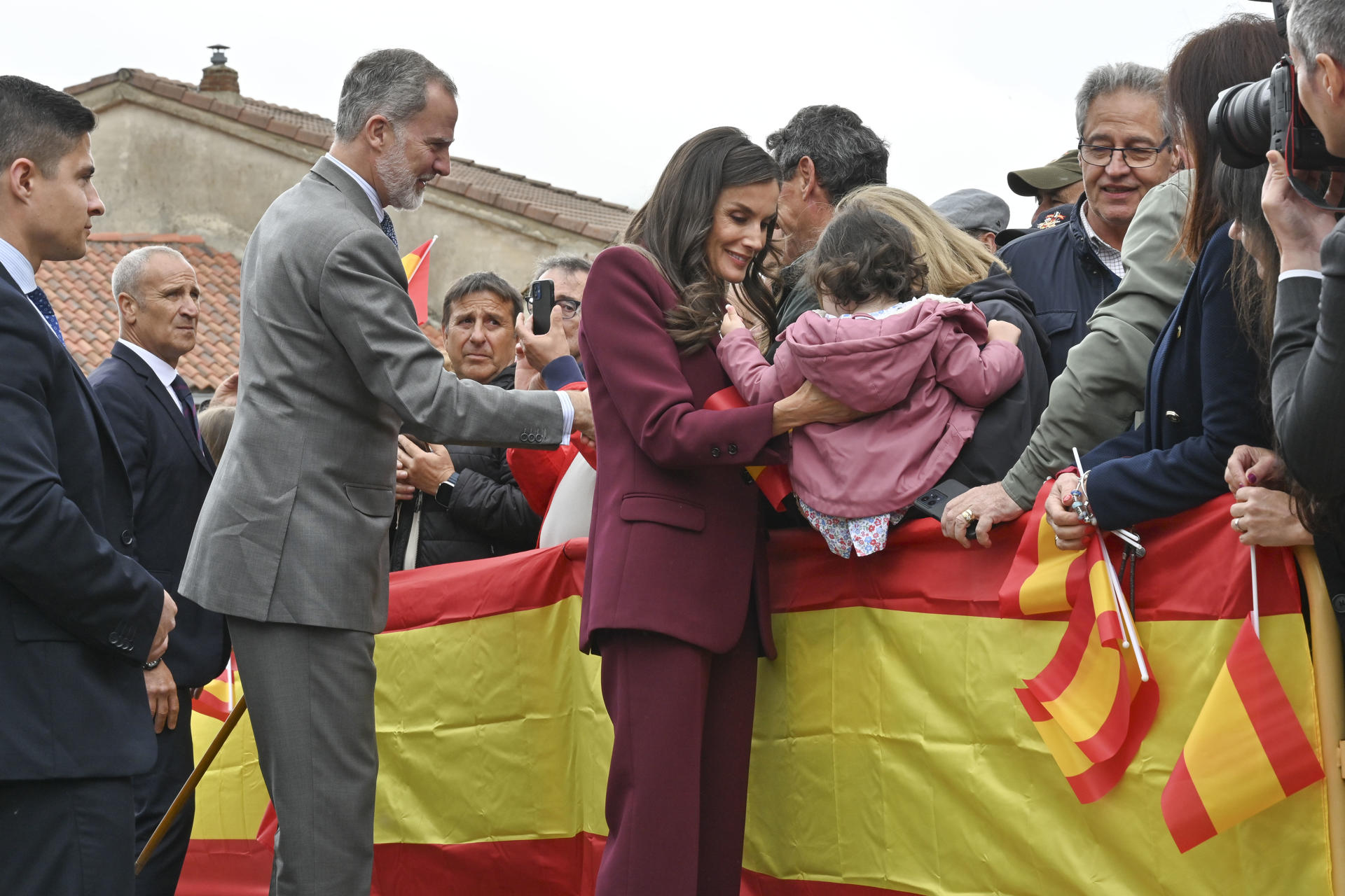 BRAÑOSERA (PALENCIA), 03/06/2025.- Los Reyes visitan este martes la localidad palentina de Brañosera, con motivo de la conmemoración del 1.200 aniversario de su fuero.- EFE/ Almudena Álvarez