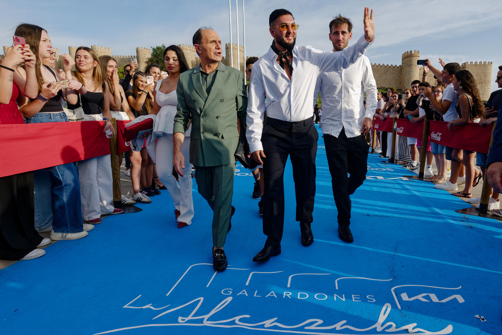 El cantante Omar Montes (c), premio proyección musical, a su llegada a los XX "Galardones la Alcazaba" este lunes, en Ávila (Castilla y León). EFE/ Raúl Sanchidrián