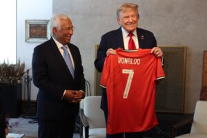 Fotografía tomada de la cuenta en X @eucopresident del presidente del Consejo Europeo, António Costa (i), en la que posa con el mandatario estadounidense, Donald Trump, este lunes, luego de entregarle una camiseta de su compatriota Cristiano Ronaldo. EFE/ @eucopresident