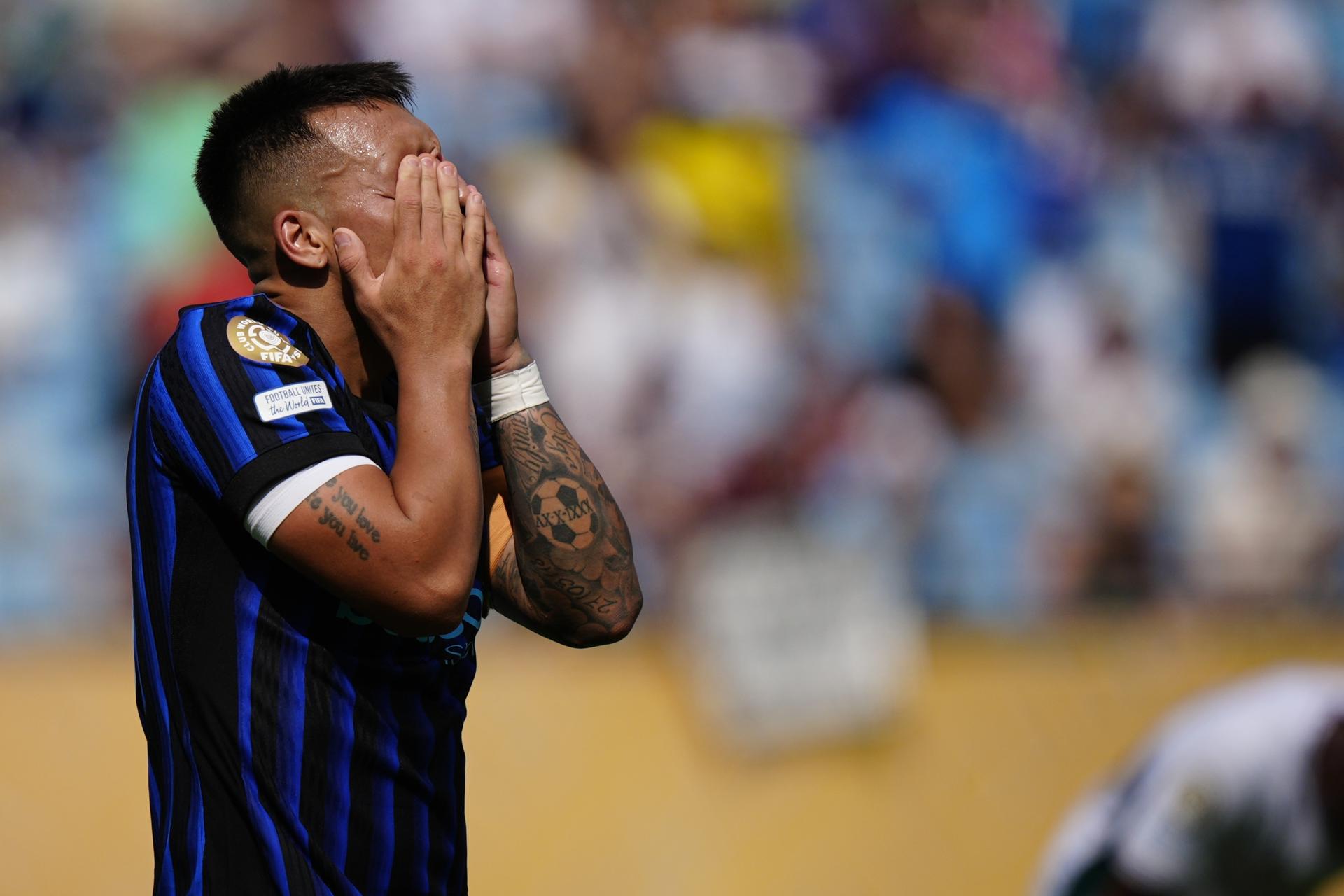 Lautaro Martínez del Inter Milan reacciona ante Fluminense. EFE/JACOB KUPFERMAN