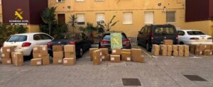 Material incautado durante una operación de la Guardia Civil que ha desarticulado una organización criminal dedicada al contrabando sistemático de tabaco desde Gibraltar hacia distintos puntos del Campo de Gibraltar, que se ha saldado con veinte detenidos. Se han intervenido un total de 186.000 cajetillas de tabaco de contrabando, valoradas en más de 800.000 euros, además de 31 vehículos utilizados por la organización para el transporte y la logística del contrabando.EFE/Guardia Civil//SOLO USO EDITORIAL/SOLO DISPONIBLE PARA ILUSTRAR LA NOTICIA QUE ACOMPAÑA (CRÉDITO OBLIGATORIO)//