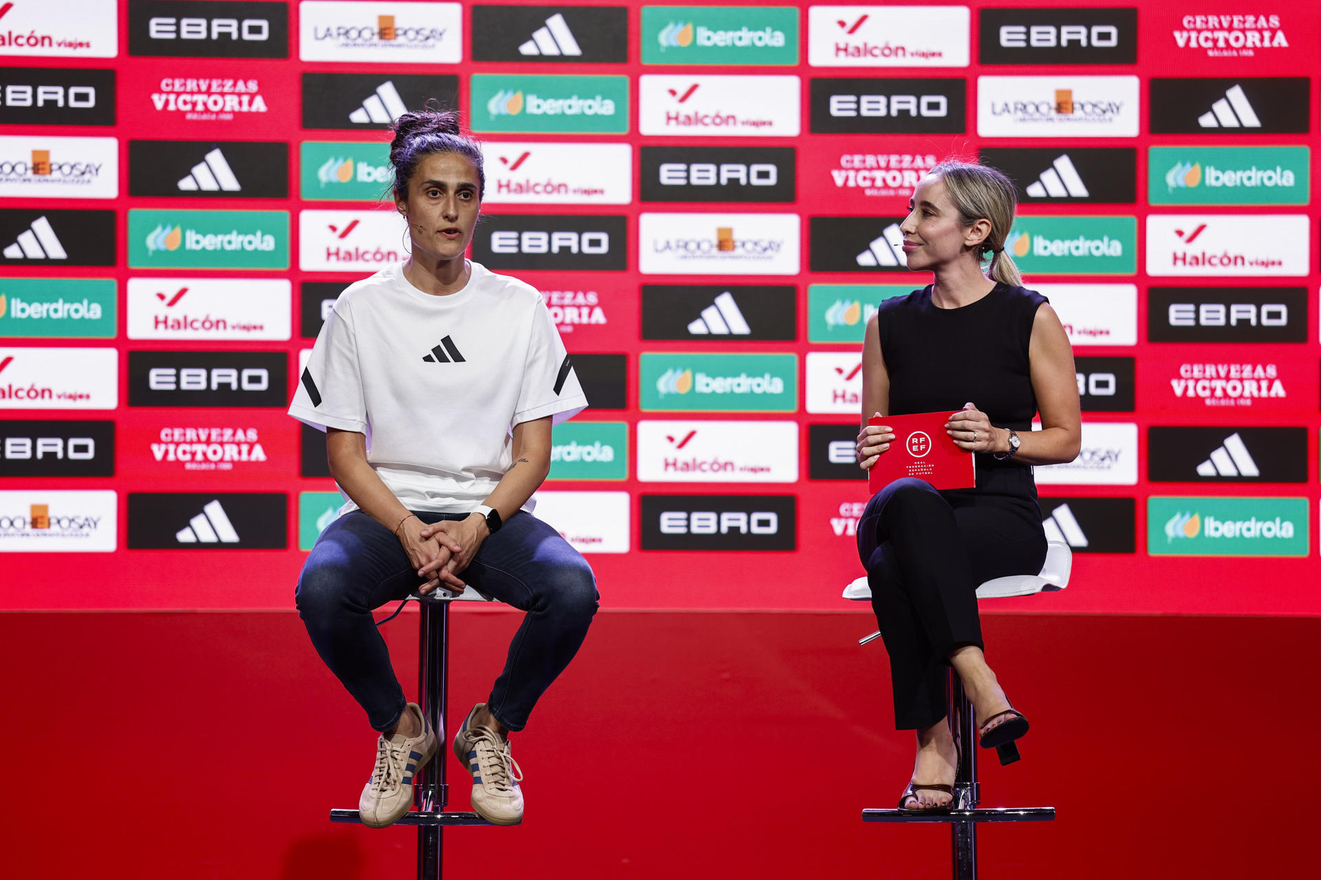 La seleccionadora nacional de fútbol femenino, Montse Tomé (i) da a conocer a las 23 jugadoras de la selección convocadas para la Eurocopa, que se disputa entre el 2 y el 27 de julio, este martes en la Ciudad del Fútbol de Las Rozas. EFE/ Rodrigo Jimenez