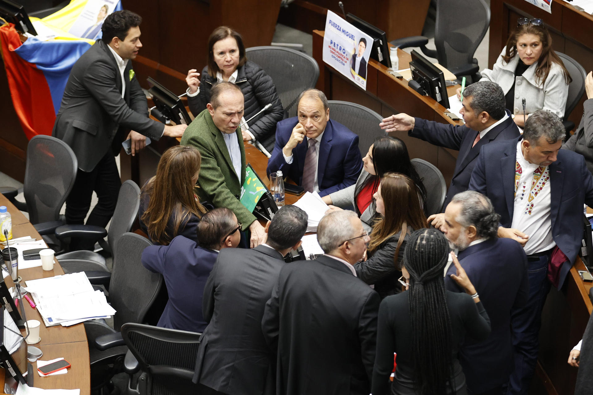 El ministro de Trabajo, Antonio Sanguino (i), habla con un grupo de congresistas durante el debate de la consulta laboral en el Senado de la República de Colombia este jueves, en Bogotá (Colombia). EFE/Mauricio Dueñas Castañeda