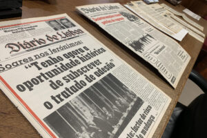 Portada de un periódico portugués del día 12 de junio de 1985 que muestra una fotografía del acto de la firma del Tratado de Adhesión a la CEE en el Monasterio de los Jerónimos y se conserva en la Fundación Mário Soares e Maria Barroso de Lisboa. EFE/ Carlota Ciudad
