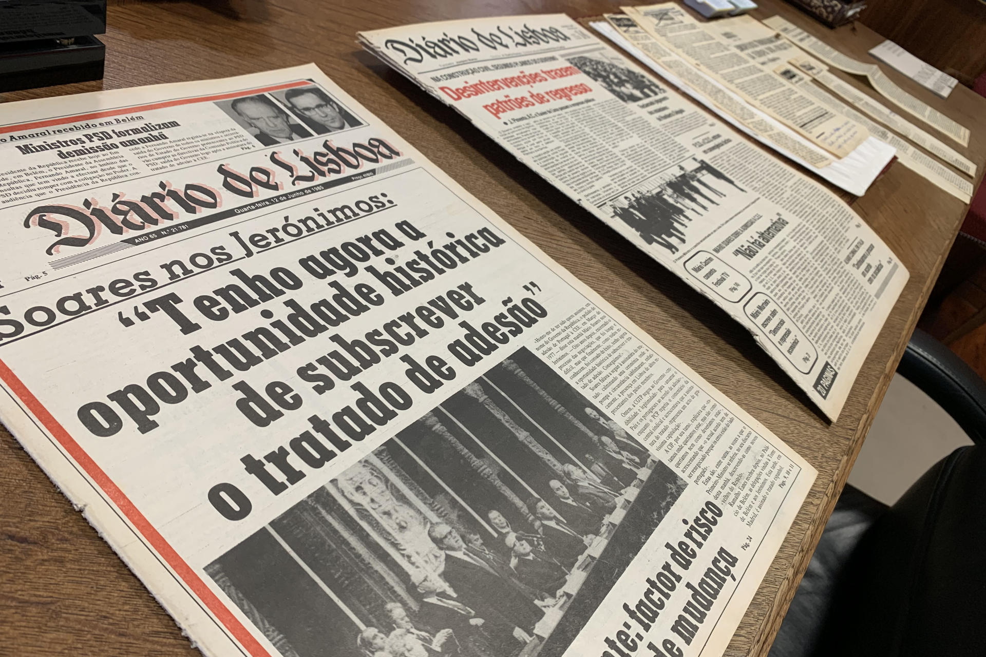 Portada de un periódico portugués del día 12 de junio de 1985 que muestra una fotografía del acto de la firma del Tratado de Adhesión a la CEE en el Monasterio de los Jerónimos y se conserva en la Fundación Mário Soares e Maria Barroso de Lisboa. EFE/ Carlota Ciudad