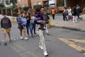 Personas salen de sus apartamentos tras un sismo de magnitud 6,5 este domingo, en Bogotá (Colombia). EFE/ Mauricio Dueñas Castañeda