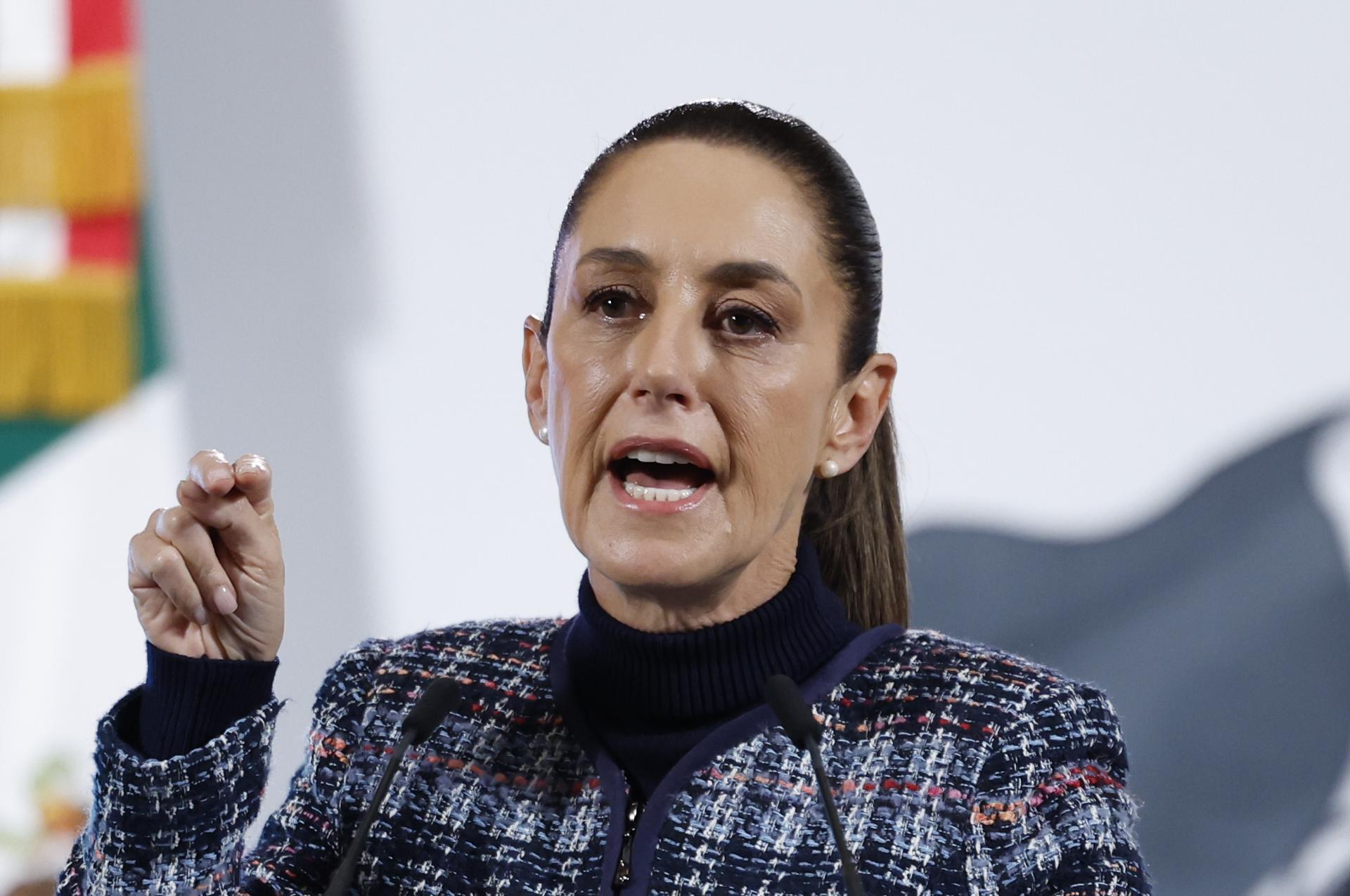 La presidenta de México, Claudia Sheinbaum, habla durante una rueda de prensa este jueves, en el Palacio Nacional de Ciudad de México (México). EFE/ Sáshenka Gutiérrez