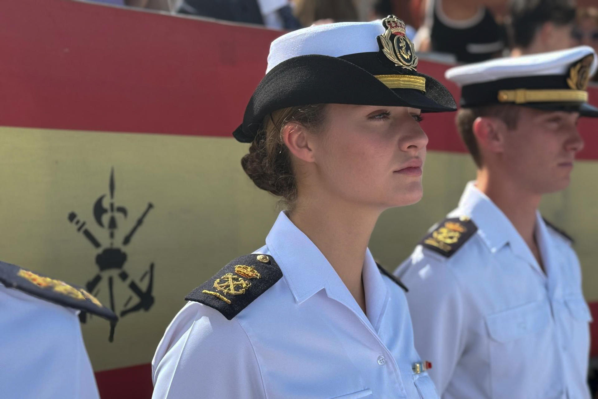 La princesa Leonor ha asistido este mediodía en Ceuta a un acto militar que ha tenido lugar en el acuartelamiento de García Aldave, donde tiene su sede el Tercio Duque de Alba 2º de La Legión y que está considerado como la cuna de este cuerpo castrense. En el transcurso del acto militar, llamado Sábado Legionario, se ha tributado un homenaje a los caídos por la Patria, lo que constituye una tradición muy arraigada en la ciudad ceutí. EFE
