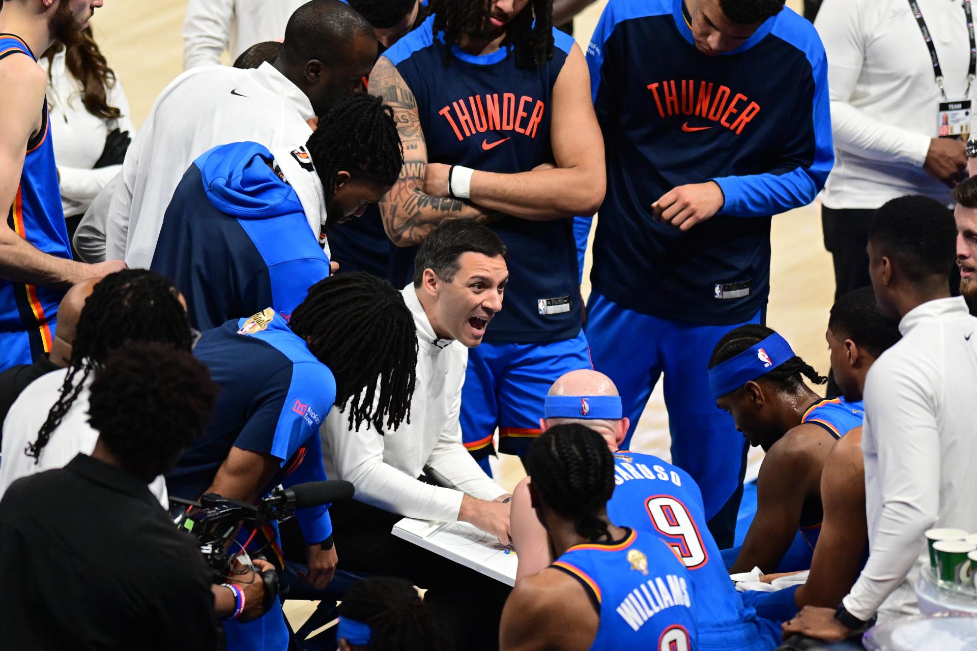 El entrenador de los Oklahoma City Thunder, Mark Daigneault (c), dirige a sus jugadores durante un tiempo muerto en la segunda mitad del séptimo partido de las finales de la NBA entre los Oklahoma City Thunder y los Indiana Pacers en el Paycom Center de Oklahoma City, Oklahoma (EE.UU.). EFE/MANUELA SOLDI SHUTTERSTOCK OUT