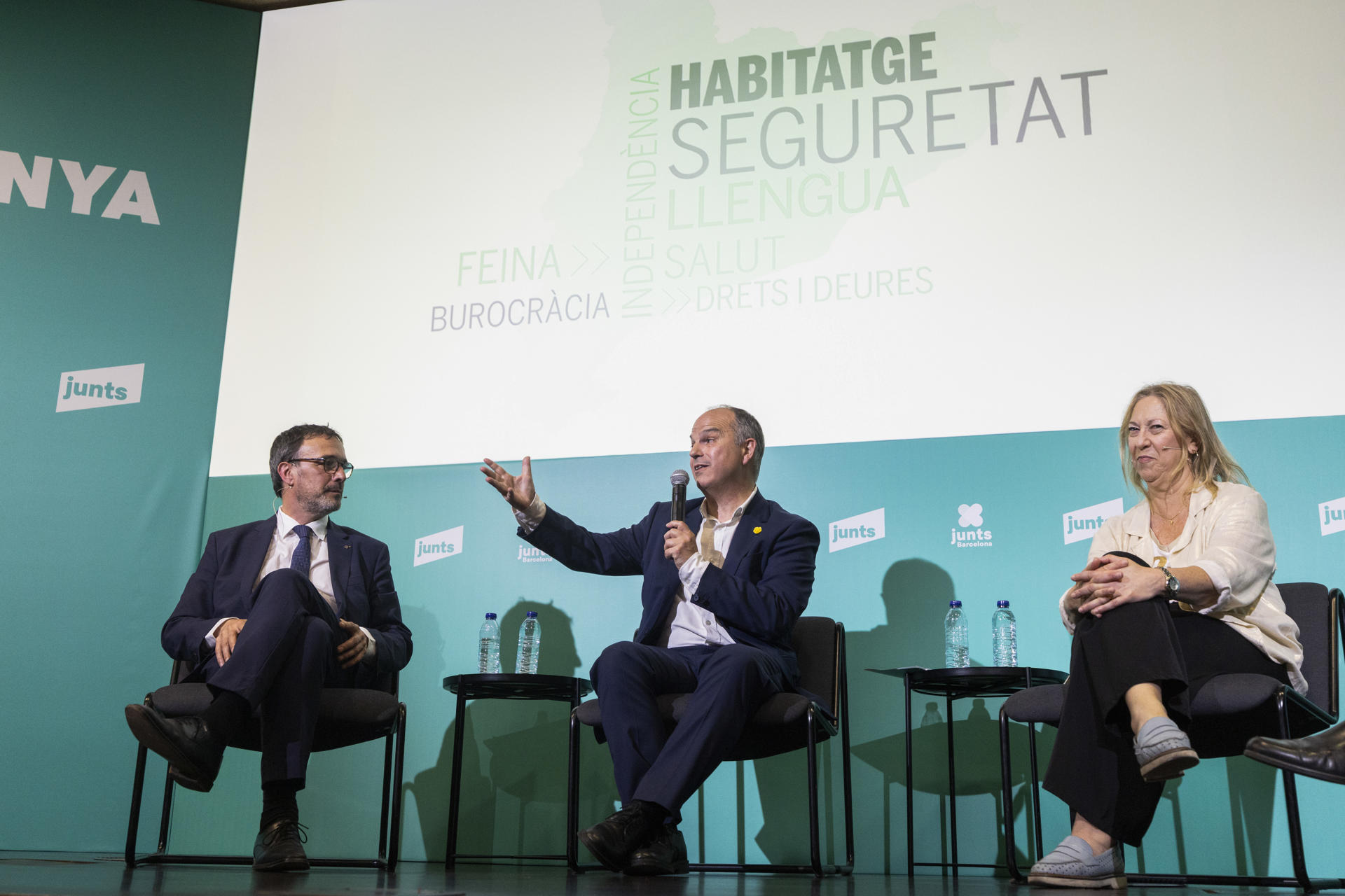 El secretario general de Junts, Jordi Turull (c) junto al concejal en Barcelona y diputado en el Parlament Josep Rius (i) y la exvicepresidenta de la Generalitat Neus Munté durante su participación este miércoles en un acto este en el marco de la campaña "Junts se explica". EFE/Marta Pérez
