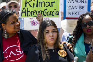 Fotografía de Jennifer Vásquez, esposa del salvadoreño Kilmar Ábrego García, durante una protesta. EFE/EPA/SHAWN THEW