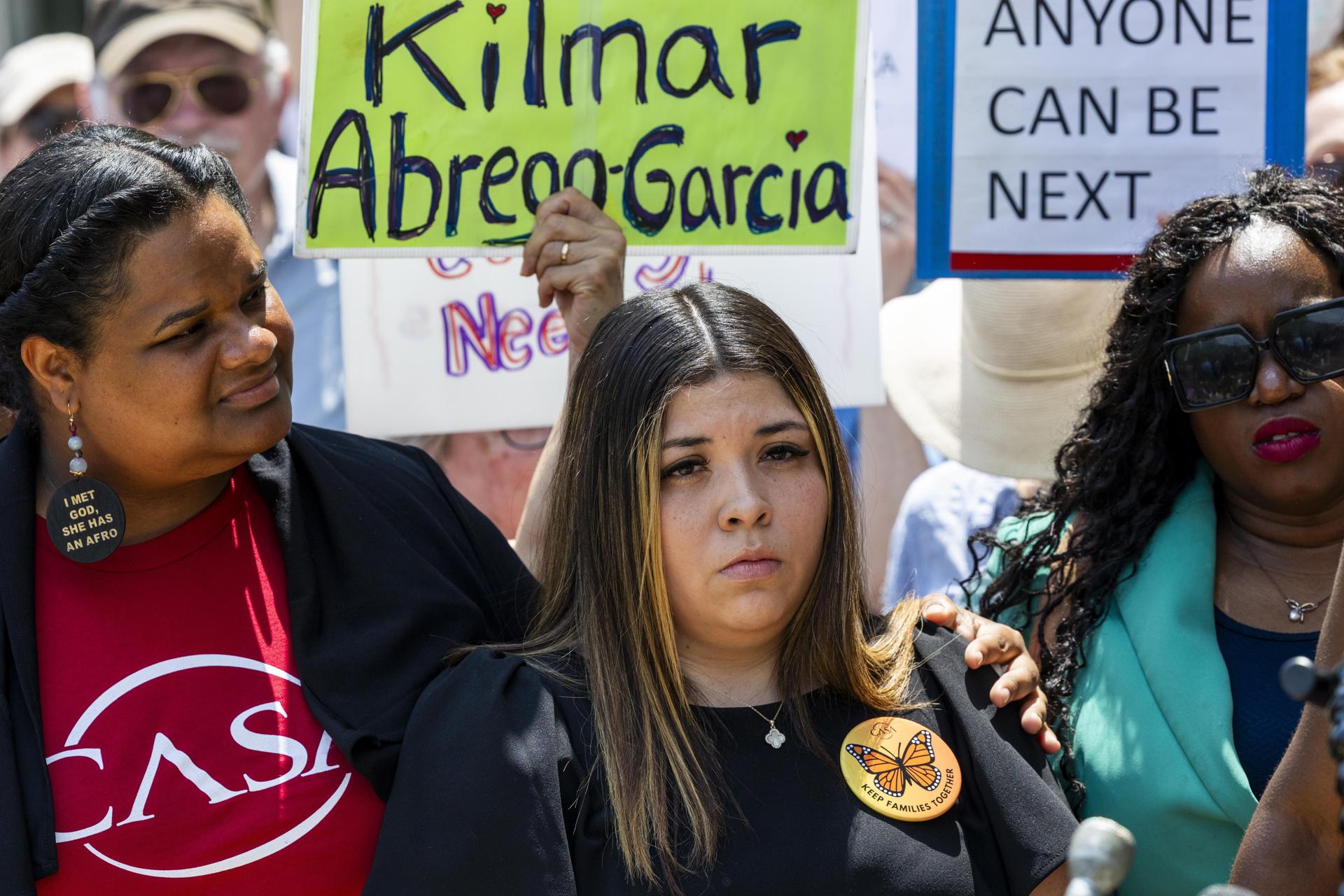 Fotografía de Jennifer Vásquez, esposa del salvadoreño Kilmar Ábrego García, durante una protesta. EFE/EPA/SHAWN THEW