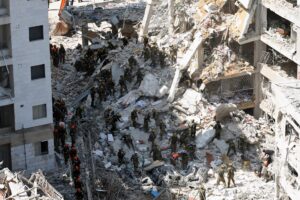 Miembros del Comando del Frente Doméstico de Israel buscan a personas desaparecidas bajo los escombros de un edificio residencial parcialmente derrumbado después de que misiles balísticos iraníes alcanzaran Bat Yam, centro de Israel, el 15 de junio de 2025. EFE/EPA/ABIR SULTAN