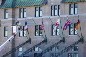 Fotografía de archivo del 12 de marzo del 2025 de banderas de los países de los ministros de Exteriores del G7, en Charlevoix (Canadá). EFE/ Julio César Rivas