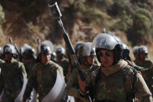 Militares intentan desbloquear las vías que se encuentran bloqueadas por seguidores del expresidente Evo Morales este 9 de junio de 2025, en Parotani (Bolivia). EFE/ Luis Gandarillas