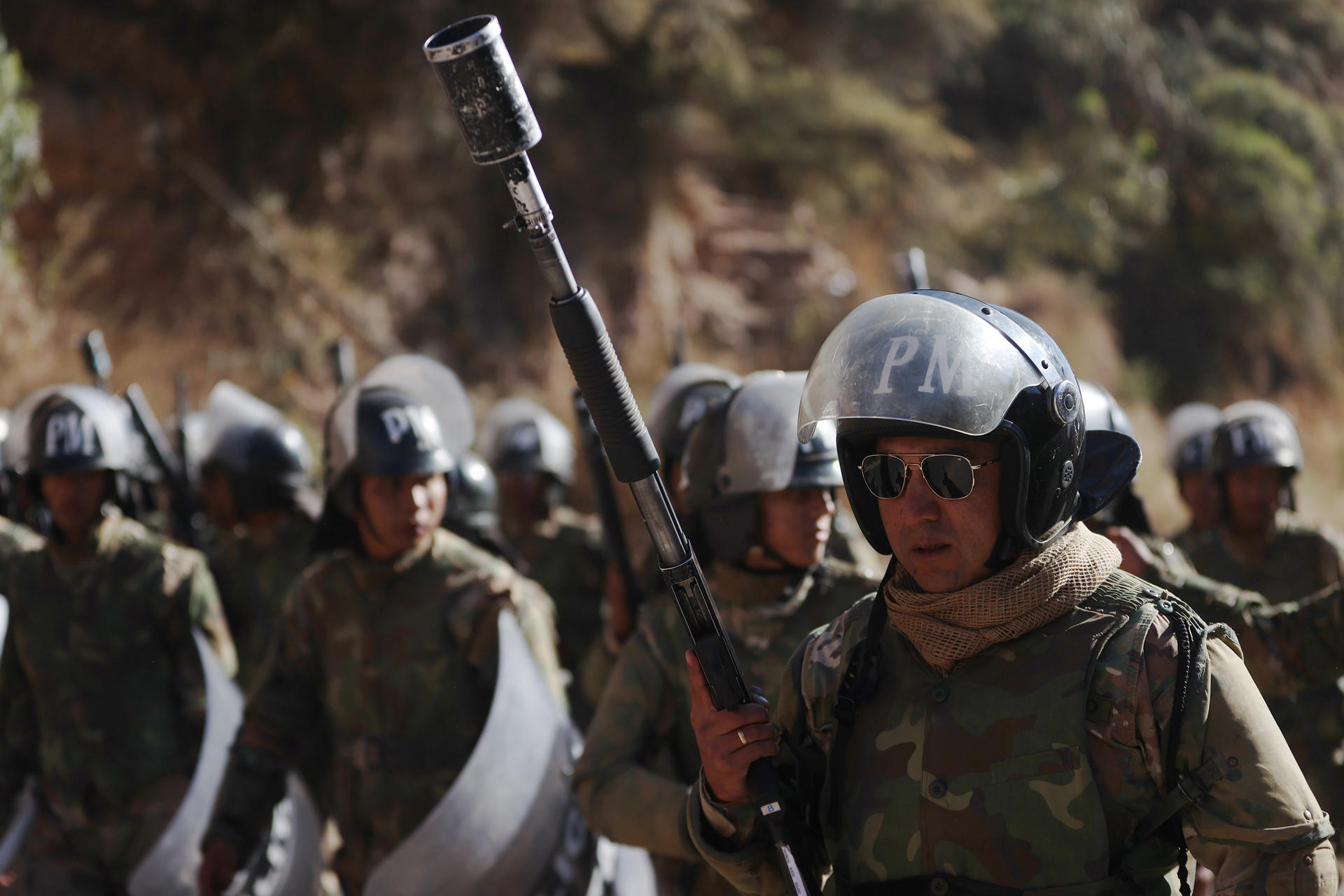 Militares intentan desbloquear las vías que se encuentran bloqueadas por seguidores del expresidente Evo Morales este 9 de junio de 2025, en Parotani (Bolivia). EFE/ Luis Gandarillas