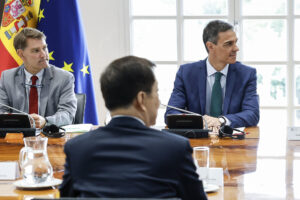 El presidente del Gobierno, Pedro Sánchez, durante su reunión este miércoles con el vicepresidente de China, Han Zhen (c), en el Palacio de La Moncloa.-EFE/ Chema Moya