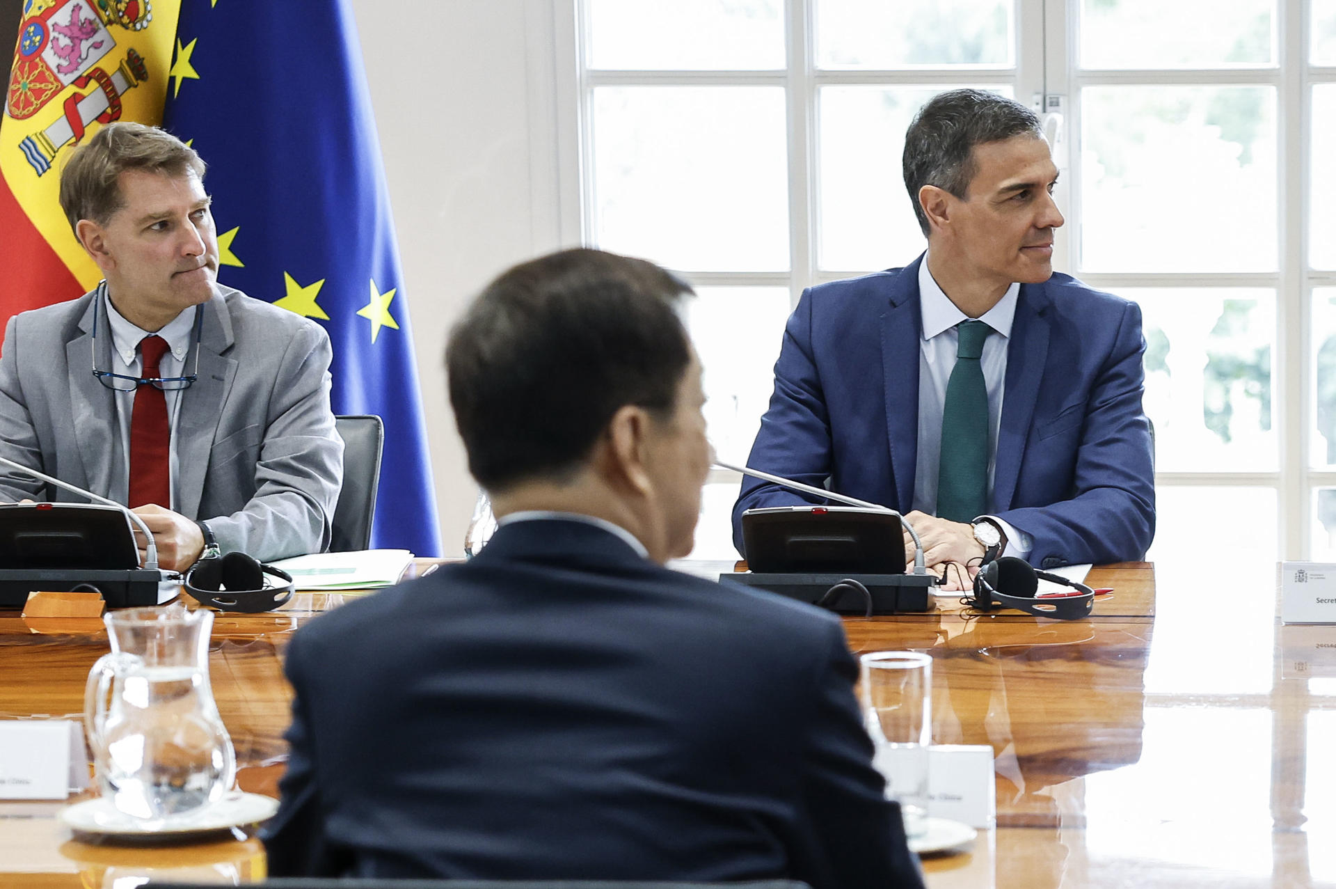 El presidente del Gobierno, Pedro Sánchez, durante su reunión este miércoles con el vicepresidente de China, Han Zhen (c), en el Palacio de La Moncloa.-EFE/ Chema Moya