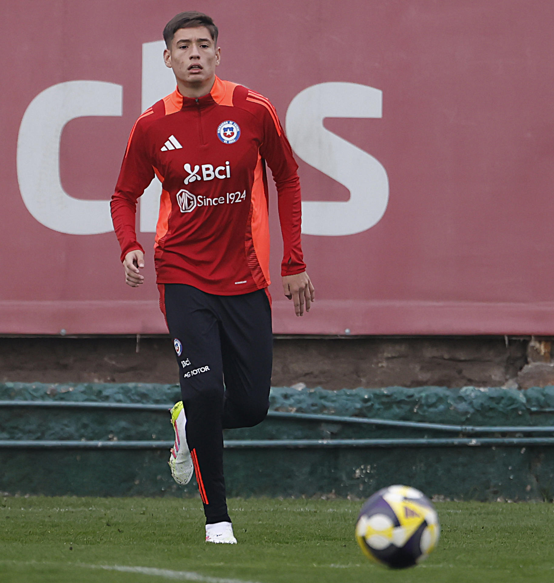 El central de 18 años Iván Román cumplió este martes en Santiago su primer entrenamiento con la selección absoluta de Chile que se prepara para los partidos de eliminatorias del Mundial de 2026 contra Argentina y Bolivia. EFE/ Elvis González