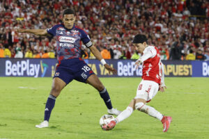 Ómar Fernández (d), de Santa Fe, disputa un balón con Homer Martínez, de Medellín, durante el partido de ida de la final del la liga colombiana en el estadio El Campín en Bogotá (Colombia). EFE/ Mauricio Dueñas Castañeda