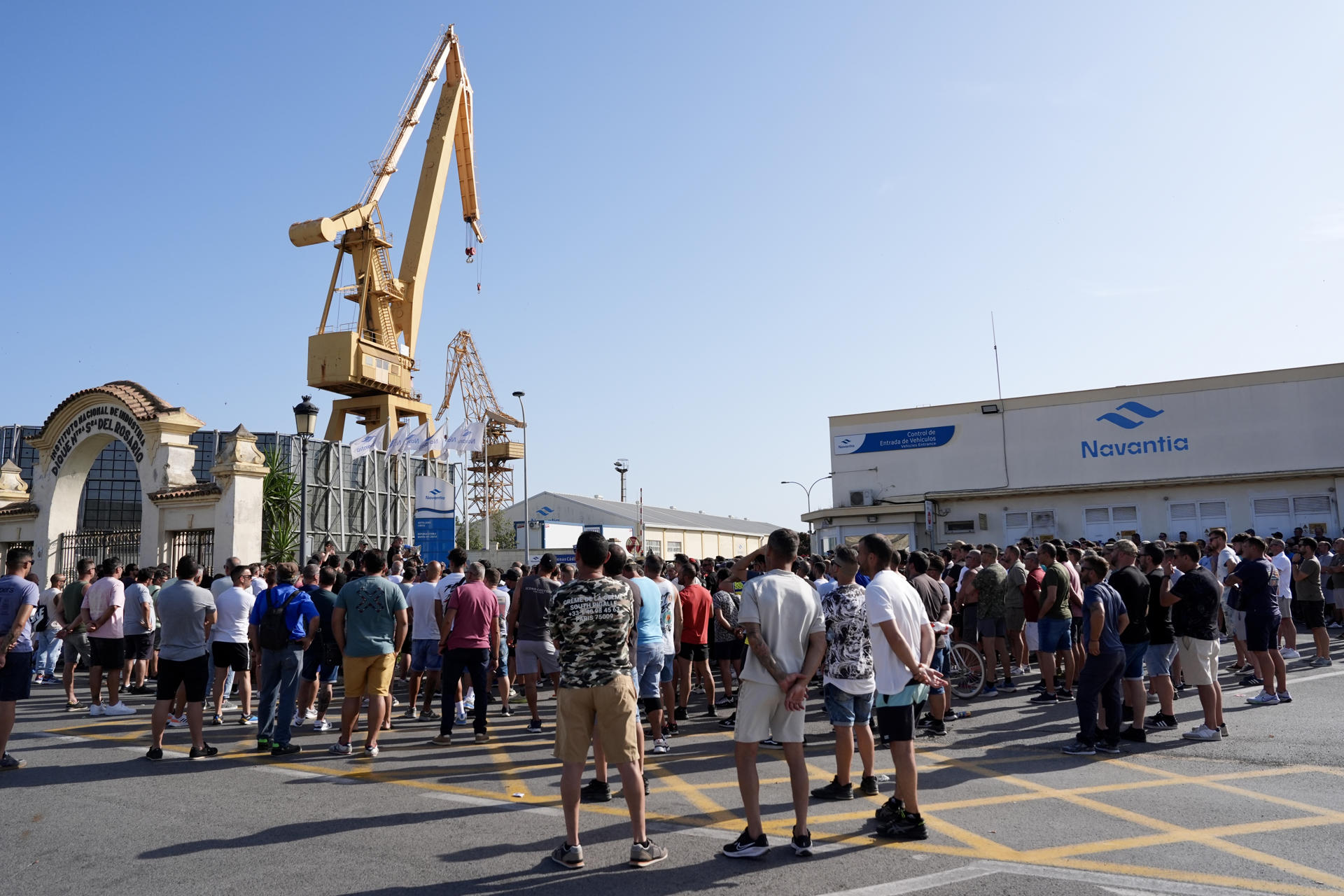 Los trabajadores del metal de la provincia de Cádiz se concentran a las puertas de la factoría gaditana este viernes cuando se cumplen cinco días de huelga indefinida, mientras las negociaciones entre los sindicatos UGT y CCOO y la Federación de Empresarios del Metal de Cádiz se retoman en la sede de Sevilla del Consejo Andaluz de Relaciones Laborales.EFE/Román Ríos.