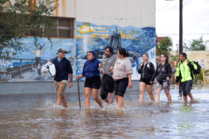 Fotografía de archivo que muestra personas caminando en una inundación en Bahía Blanca (Argentina). EFE/ Pablo Presti