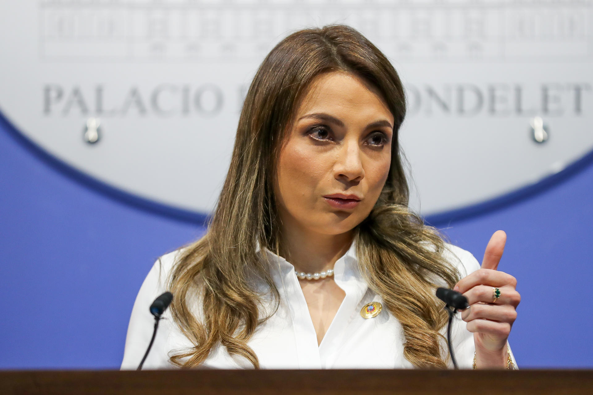 La nueva portavoz del Gobierno de Ecuador, Carolina Jaramillo, habla este lunes, en el Palacio de Gobierno en Quito (Ecuador). EFE/José Jácome