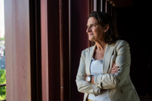 La vicepresidenta ejecutiva de la Comisión Europea para una Transición Limpia, Justa y Competitiva, Teresa Ribera, ofrece una entrevista a EFE este lunes en Madrid, en la que se abrió a flexibilizar las condiciones que permitan a los países miembros cumplir el objetivo de recorte de emisiones de CO2 que debe fijar la UE para 2040. EFE/ Fernando Villar