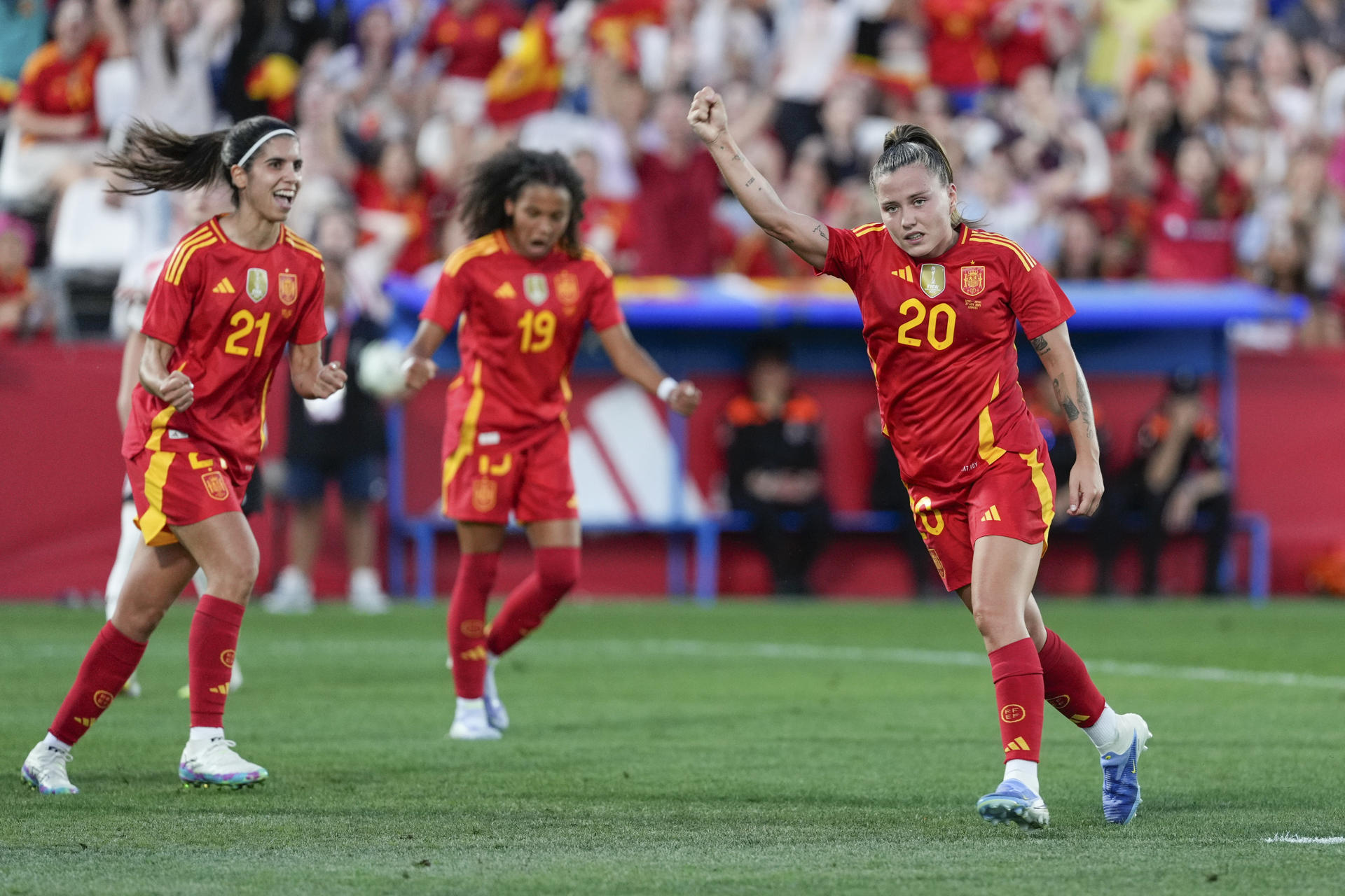 La delantera española Claudia Pina (d) celebra tras anotar el gol del empate durante el partido amistoso que disputan las selecciones femeninas de España y Japón en el estadio Butarque de Leganés (Comunidad de Madrid). EFE/Borja Sánchez-Trillo