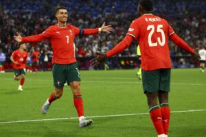 Cristiano Ronaldo celrba el 1-2 durante la primera semifinal de la Liga de Naciones entre Alemania y Portugal en el Allianz Arean de Múnich, Alemana. EFE/EPA/ANNA SZILAGYI