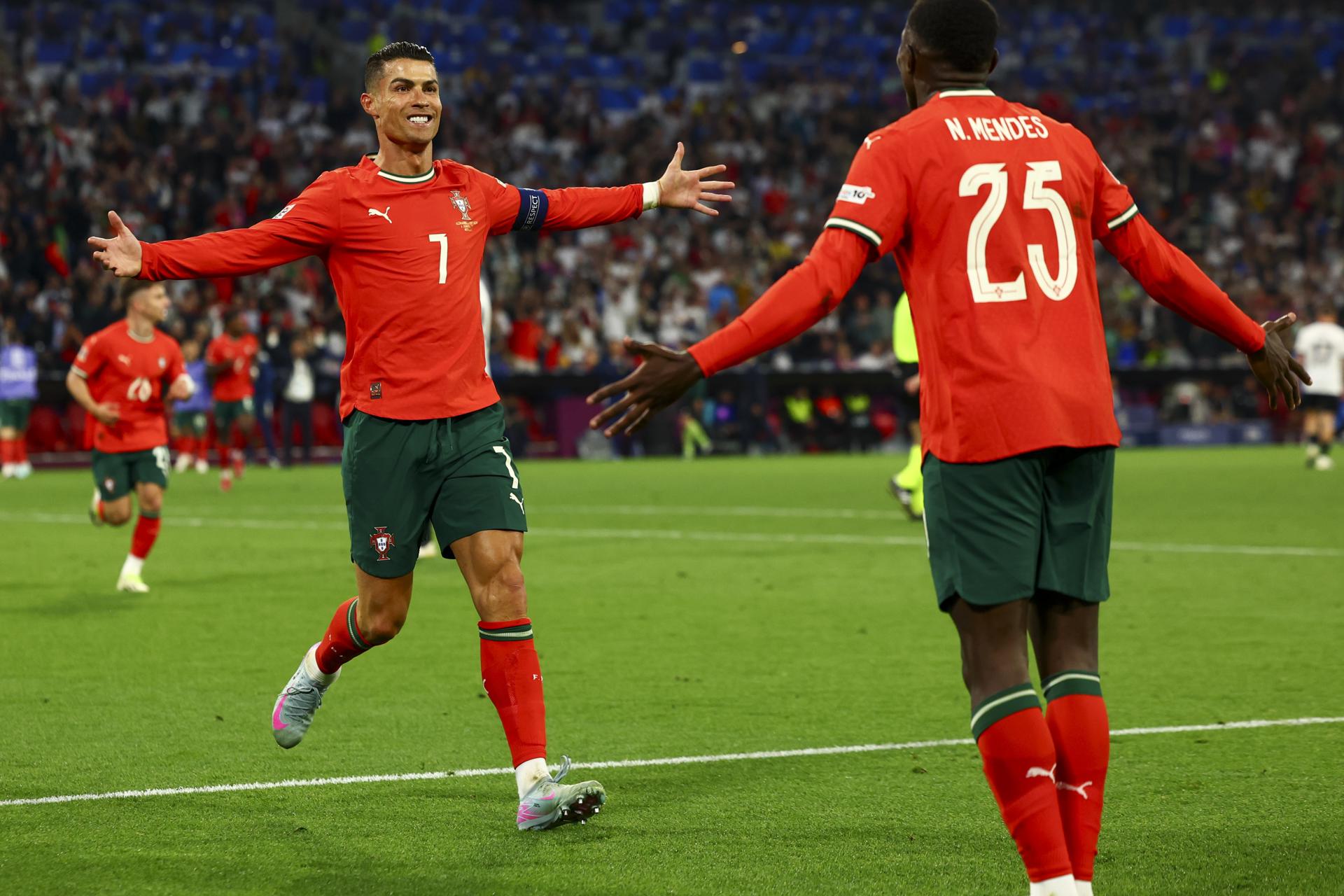 Cristiano Ronaldo celrba el 1-2 durante la primera semifinal de la Liga de Naciones entre Alemania y Portugal en el Allianz Arean de Múnich, Alemana. EFE/EPA/ANNA SZILAGYI