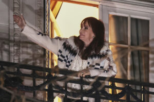 Fotografía de archivo que muestra a la expresidenta de Argentina (2007-2015) Cristina Fernández saludando desde el balcón de su residencia en Buenos Aires (Argentina). EFE/ Stringer /ARCHIVO