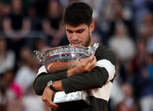 El tenista español Carlos Alcaraz tras la final de Roland Garros que ha jugado contra el italiano Jannik Sinner en Parñis, Francia.EFE/EPA/MOHAMMED BADRA